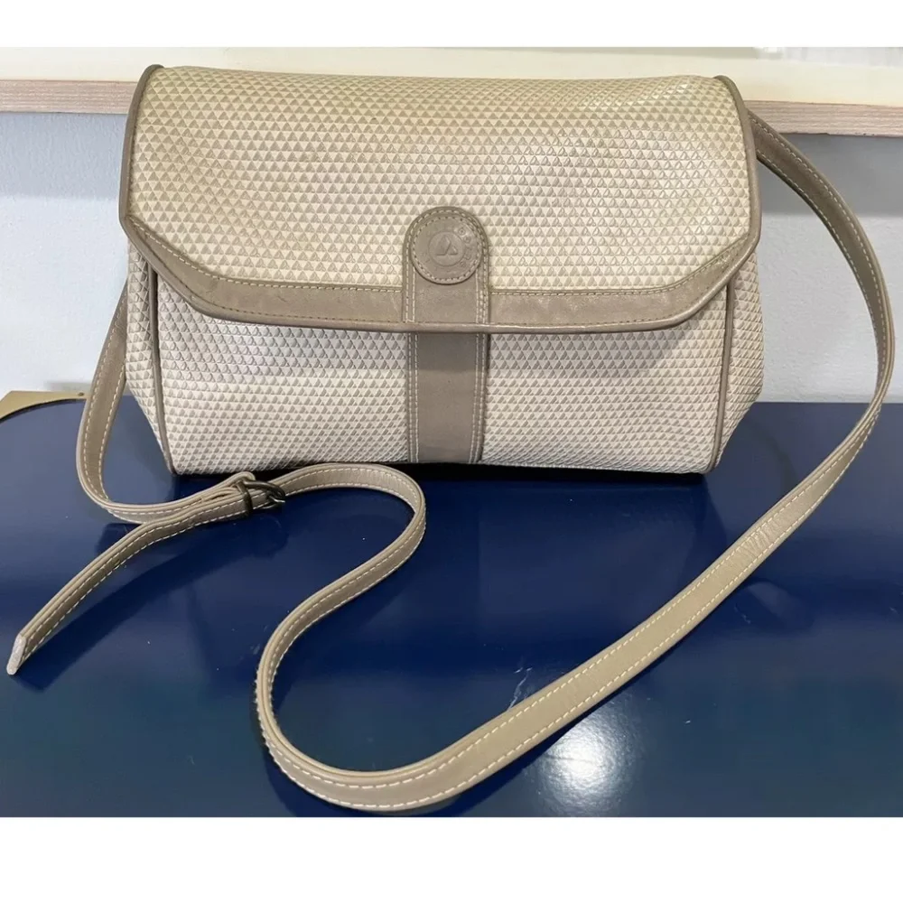 Liz Claiborne Purse Cream Triangle Logo Leather Vinyl Bag Cross Body Vintage 80s